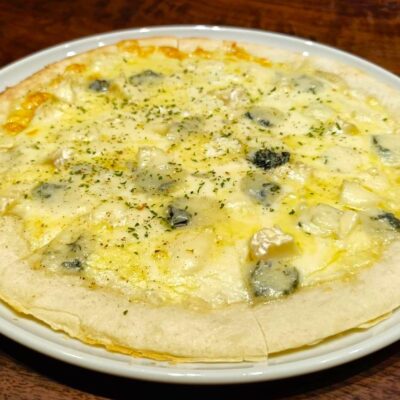 4種チーズのピザ