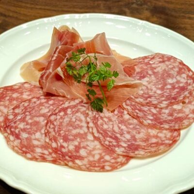 サラミと生ハムの盛り合わせ